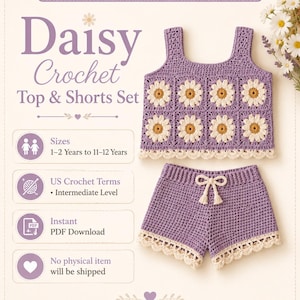 Può includere: Un modello all'uncinetto in download digitale per un set composto da top e pantaloncini con margherite. Il set presenta una canotta viola con motivi a margherita bianchi e gialli e pantaloncini viola abbinati, rifiniti con un bordo in pizzo crema.