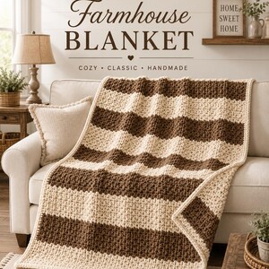 Op de afbeelding: Een gehaakte deken met horizontale strepen in crème en bruin. De tekst bovenaan luidt CREAM & BROWN Farmhouse BLANKET COZY • CLASSIC • HANDMADE. De deken heeft een gestructureerd steekpatroon en een effen crèmekleurige rand langs de zijkanten.