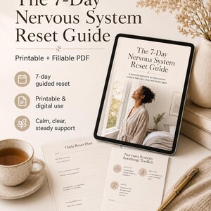 Peut inclure: Image d'une tablette numérique affichant "The 7-Day Nervous System Reset Guide", accompagnée de documents. Une tasse de thé, un stylo et un carnet suggèrent un thème de bien-être. L'esthétique générale est calme et minimaliste.