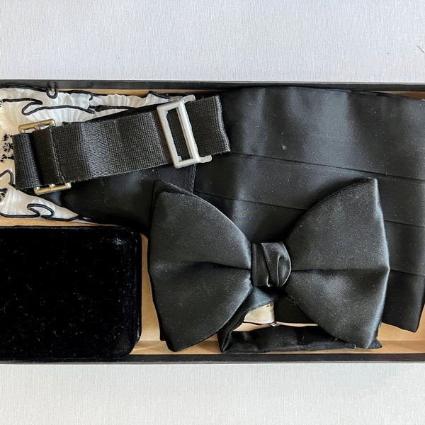 Seno and Sons House of Formalwear Tuxedo Accessory Set Vintage Bow Tie Cummerbund Cufflinks Collar Stud Shirt Ruffle