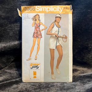 Puede incluir: Un patrón de costura vintage de Simplicity para un vestido con temática de tenis. El número del patrón es 9966 y la talla es 12. El patrón es para una talla de busto de 86 cm y una talla de cintura de 67,5 cm. El patrón se llama "Super Jiffy" y es fácil de cortar y coser.