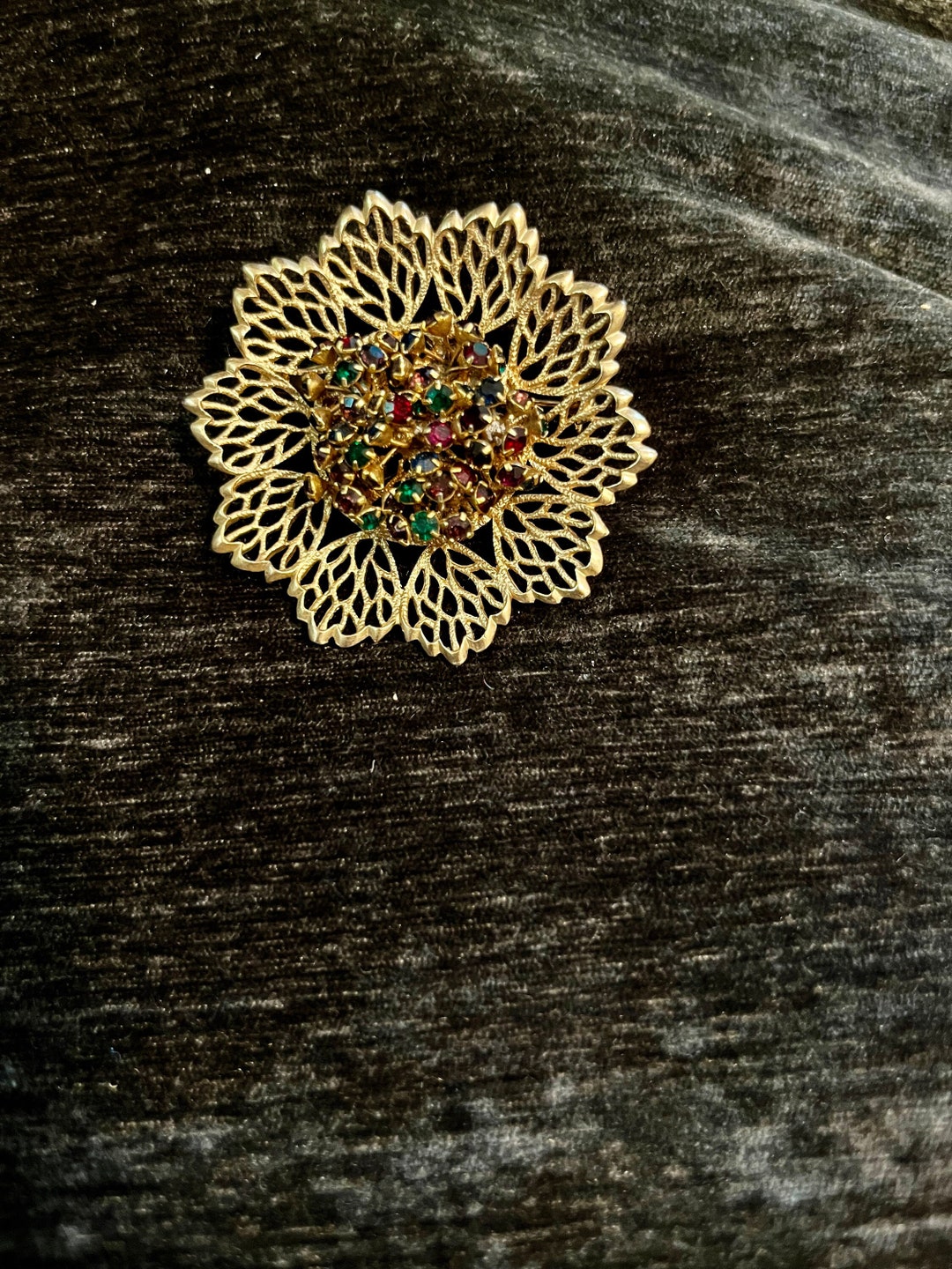 Broche Dorée Avec Strass Rouges Et Verts - Marque SPHINX - Numérotée - Vintage