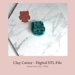 Pode incluir: Um cortador de argila em forma de coruja na cor azul-petróleo e um recorte de argila na cor terracota correspondente. O texto Clay Cutter - Digital STL File e Garden Owl Cutter - 30MM está impresso abaixo. O design da coruja tem olhos fechados.