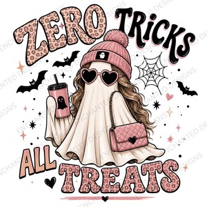 Puede incluir: Una ilustración gráfica de un fantasma con un gorro rosa de pompón, gafas de sol en forma de corazón y pelo largo ondulado. El fantasma sostiene un vaso rosa con un icono de fantasma y lleva un bolso acolchado rosa. El texto dice ZERO TRICKS ALL TREATS.