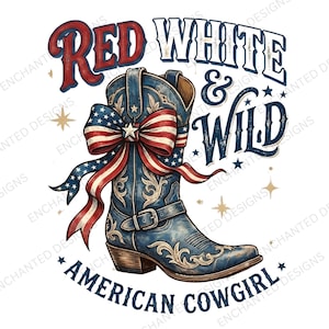 Op de afbeelding: Een blauwe cowboylaars met crèmekleurige krulpatronen, een gespband en een grote strik met een rood, wit en blauw sterrenpatroon. De tekst luidt RED WHITE & WILD AMERICAN COWGIRL, omringd door kleine gouden sterren op een witte achtergrond.