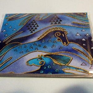 Laurel Burch Seltene Mythische Pferde Stoff Schlanke Brieftasche Visitenkartenhalter Kreditkarten U-Bahn Pass Vinyl Beschützer Cruise ID Bus Metro Tube