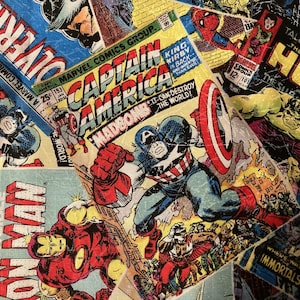 Könnte beinhalten: Ein farbenfroher Stoff mit Comic-Covern, die Bilder von Captain America, Iron Man und Hulk zeigen. Der Stoff hat einen Vintage-Look mit einem abgenutzten, verblassten Effekt. Der Text auf dem Stoff lautet "Captain America", "Madbomb", "The Incredible Hulk" und "Iron Man".