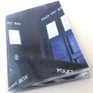 Cartera de viaje delgada de la Tardis de la cabina de policía de Dr. Who: tarjetas de crédito, comerciales, de cajero automático, de crucero o de regalo Estuche de vinilo Accesorio de viaje Pase de autobús, metro, metro