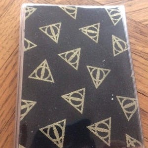 Billetera delgada mini de Harry Potter, tarjetero, pase de autobús, tarjeta de crédito, tarjeta de regalo, pase de metro, ópera, metro, tren, protector de vinilo, reliquias de la muerte