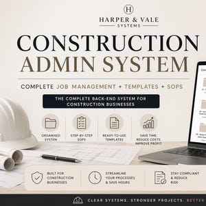 Może przedstawiać: Laptop wyświetlający interfejs "Construction Admin System", z placem budowy w tle. Obraz zawiera kask, plany i tekst "Construction Admin System: Complete Job Management + Templates + SOPs".