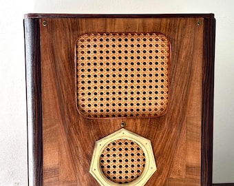 Radio vintage convertida en altavoz Bluetooth – Mueble de audio retro iluminado – Sonido Pioneer cálido – Pieza decorativa única de los años 50