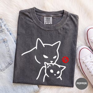 Comfort Colors® mammakatt-tröja, kattkärleksbett, fåniga katter-tröja, svart kattlinjeteckning, söt kattunge-tröja, minimal kattkonst, kattbitande tröja