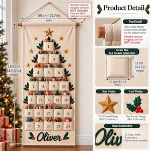 Op de afbeelding: Een beige stoffen adventskalender met een bedrukt kerstboomontwerp, 24 genummerde vakjes, groene hulstblaadjes en gouden sterren. Het is 55 cm breed en 110 cm hoog, met individuele vakjes van 10 cm bij 11 cm.