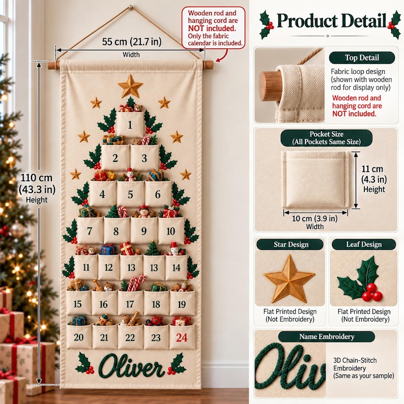 Op de afbeelding: Een beige stoffen adventskalender met een bedrukt kerstboomontwerp, 24 genummerde vakjes, groene hulstblaadjes en gouden sterren. Het is 55 cm breed en 110 cm hoog, met individuele vakjes van 10 cm bij 11 cm.