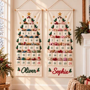 Può includere: Due calendari dell'avvento da parete in tessuto color crema a forma di albero di Natale. Ognuno presenta ventiquattro tasche numerate riempite di piccoli giocattoli, sormontate da una stella dorata e personalizzate con i nomi Oliver e Sophie.