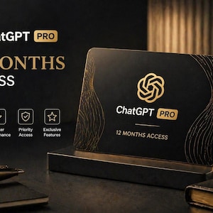 Puede incluir: Una tarjeta promocional negra y dorada para ChatGPT PRO, con el logotipo y el texto "12 MESES DE ACCESO". La tarjeta se muestra en un soporte negro, con iconos que indican características como respuestas más inteligentes y un rendimiento más rápido.