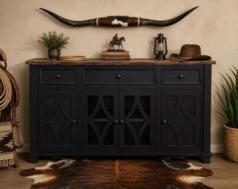 Conjunto de decoración de lujo estilo western: aparador rústico con cuernos de longhorn montados y alfombra de piel de vaca auténtica.