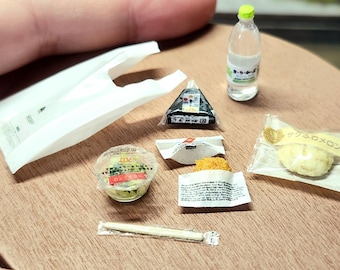 A tiny piece of Japanese daily life. 1/12 Scale Realistic Convenience Store Lunch DELUXE Set with Melon Pan & Fried Chicken