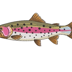 K&ouml;nnte beinhalten: Ein gestickter Aufn&auml;her einer Regenbogenforelle. Der Fisch hat einen dunkelolivgr&uuml;nen R&uuml;cken, einen leuchtend rosa horizontalen Streifen an der Seite und einen wei&szlig;en Bauch. Der K&ouml;rper ist mit kleinen schwarzen Punkten bedeckt, mit beigen Flossen.