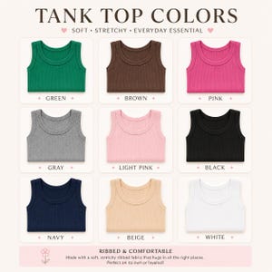 K&ouml;nnte beinhalten: Eine Farbkarte mit neun gerippten Tanktops in Gr&uuml;n, Braun, Pink, Grau, Hellrosa, Schwarz, Marineblau, Beige und Wei&szlig;. Der Text lautet TANK TOP COLORS, SOFT STRETCHY EVERYDAY ESSENTIAL und RIBBED & COMFORTABLE. Jedes Tanktop ist beschriftet.