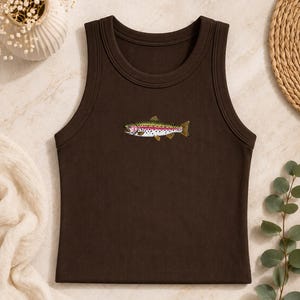 K&ouml;nnte beinhalten: Ein dunkelbraunes, geripptes Tanktop mit einer mittigen Stickerei einer Regenbogenforelle. Der Fisch ist mit einem gr&uuml;nen R&uuml;cken, einem rosa Seitenstreifen und schwarzen Punkten auf dem K&ouml;rper dargestellt. Das Kleidungsst&uuml;ck hat einen Rundhalsausschnitt.