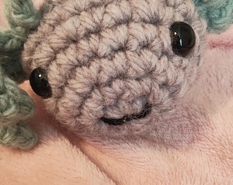 Ajolote morado y azul hecho a mano/crochet