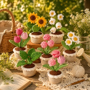 Peut inclure: Une collection de pots de fleurs crochetés à la main. Les fleurs comprennent des tournesols, des tulipes, des marguerites et des œillets, chacune dans un petit pot beige avec une bordure blanche. La scène est posée sur une surface en bois.