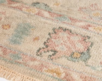 Alfombra de lana anudada a mano color beige pastel Oushak con estampado floral desgastado y medallón. Alfombra elegante y suave para sala de estar o dormitorio.
