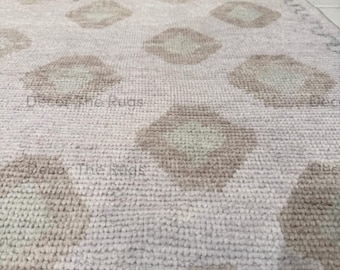 Alfombra de lana anudada a mano, color beige, con estampado de rombos, hecha a mano, estilo minimalista moderno, decoración neutra para sala de estar y dormitorio.