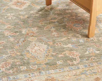 Alfombra de lana anudada a mano con medallón floral en verde y beige. Alfombra artesanal de diseño tradicional y suave para sala de estar o dormitorio. Alfombra elegante de color neutro.