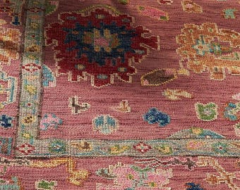 Alfombra de lana anudada a mano con estampado floral rosa y medallón. Alfombra artesanal suave inspirada en Oushak, ideal para sala de estar o dormitorio.