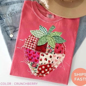 Comfort Colors® ストロベリーシャツ、パッチワークキルティングファームハウスベリーTシャツ、素朴なギンガムチェック花柄コテージコア風、ヴィンテージプリントシャツ