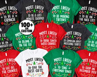 Könnte beinhalten: Eine Sammlung von kurzärmeligen T-Shirts mit Rundhalsausschnitt in Schwarz, Rot, Grün und Weiß. Jedes Shirt zeigt den Text MOST LIKELY gefolgt von individuellen Sprüchen, einem Weihnachtsbaum, Zuckerstangen, Schneeflocken und Lichterketten.
