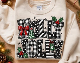 Könnte beinhalten: Ein sandfarbenes Sweatshirt mit Rundhalsausschnitt und dem Schriftzug HOLLY JOLLY in großen Blockbuchstaben. Die Buchstaben sind mit schwarz-weißem Karomuster, Punkten, Streifen, Sternen, einer roten Schleife, einem Tannenbaum und Stechpalmen verziert.