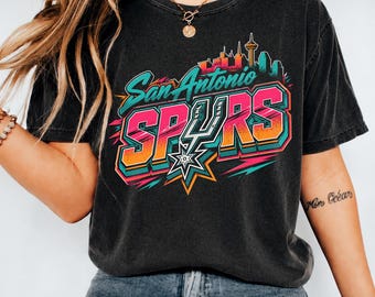Camiseta San Antonio Spurs Neon Skyline, Camiseta Fiesta para Aficionados al Baloncesto, Regalo Retro para el Día del Partido en Texas