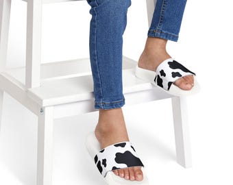 Sandalias juveniles con estampado de vaca en blanco y negro