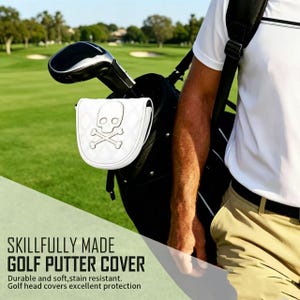 Puede incluir: Una funda blanca para putter de golf con un patr&oacute;n de diamantes acolchado y un emblema central de calavera y tibias cruzadas. La funda est&aacute; sujeta a una bolsa de golf negra con un palo, con el texto SKILLFULLY MADE GOLF PUTTER COVER visible.