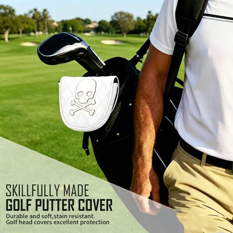 Puede incluir: Una funda blanca para putter de golf con un patr&oacute;n de diamantes acolchado y un emblema central de calavera y tibias cruzadas. La funda est&aacute; sujeta a una bolsa de golf negra con un palo, con el texto SKILLFULLY MADE GOLF PUTTER COVER visible.