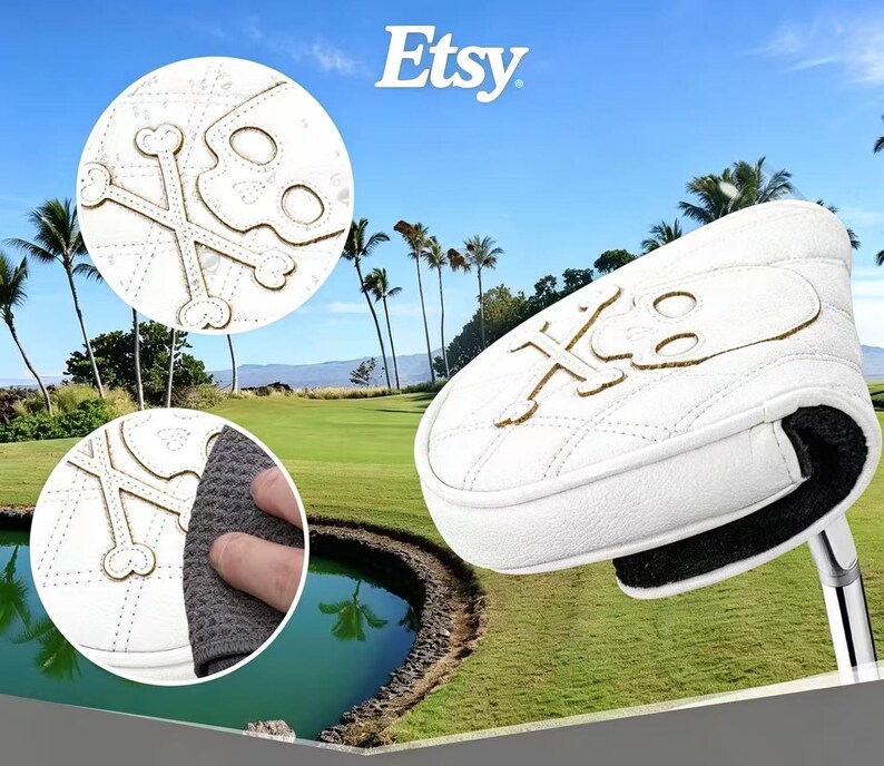 Puede incluir: Una funda blanca para putter de golf con textura acolchada y una aplicaci&oacute;n de color tostado en forma de calavera y tibias cruzadas. La funda tiene un forro interior negro y est&aacute; unida a un eje de putter de metal plateado.