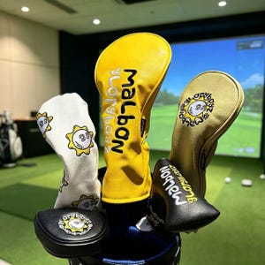 Könnte beinhalten: Ein Set aus vier Golfschlägerhauben in Weiß, Gelb und Schwarz. Die Hauben zeigen das Malbon Golf Logo und den Schriftzug sowie ein wiederkehrendes sonnenförmiges Grafikmotiv. Die Hauben sind zusammen abgebildet und zeigen verschiedene Größen.