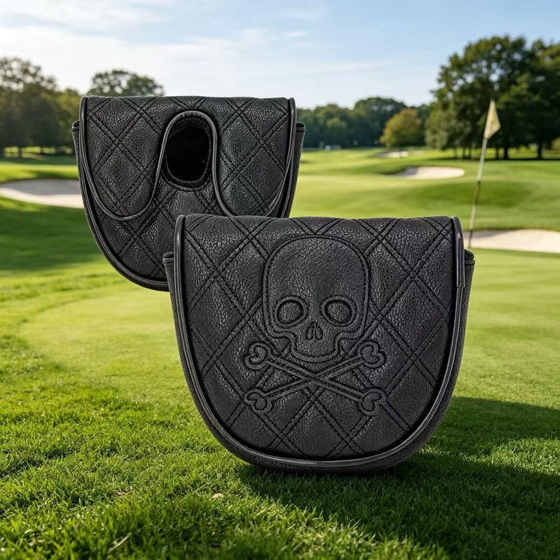 Puede incluir: Una funda negra para putter de golf con un patr&oacute;n de diamantes acolchado y un dise&ntilde;o bordado de calavera con tibias cruzadas. La funda tiene una forma curva con una abertura central y una superficie texturizada para protecci&oacute;n.