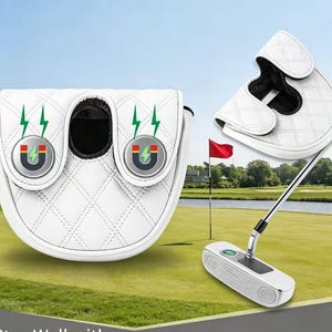 Puede incluir: Una funda blanca para putter de golf con un patr&oacute;n de diamantes acolchado y dos cierres magn&eacute;ticos circulares con iconos de rayos verdes. La funda tiene un forro interior negro y se muestra tanto en posici&oacute;n cerrada como abierta.