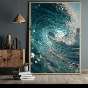 Puede incluir: Impresión enmarcada que presenta un primer plano de una ola oceánica turquesa. La ola se captura en el momento de romper, mostrando su cresta translúcida y espumosa y el agua arremolinada. La obra de arte está enmarcada en madera clara.