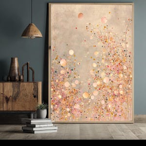 Può includere: Stampa artistica floreale astratta in una cornice di legno. L'opera presenta uno sfondo beige con forme e punti circolari rosa, arancioni e gialli, con sottili linee nere. Il tema generale è un'estetica morbida e sognante.