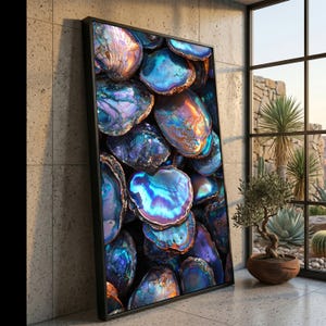 Könnte beinhalten: Ein rechteckiges gerahmtes Wandbild mit einer kontrastreichen Nahaufnahme von irisierenden Abalone-Muscheln. Die Muscheln zeigen leuchtende Schattierungen von tiefem Blau, Violett und metallischem Orange und erzeugen eine strukturierte Optik.