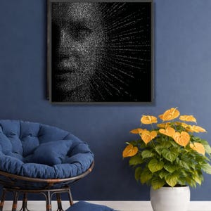 Lienzo abstracto con rostro digital, arte en código binario, retrato tecnológico moderno, decoración contemporánea.
