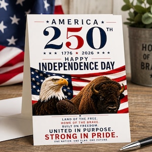 Può includere: Un biglietto d'auguri bianco con il testo AMERICA 250TH 1776 2026 HAPPY INDEPENDENCE DAY. Il design include un'aquila calva e un bisonte davanti a una bandiera americana, con il testo LAND OF THE FREE, HOME OF THE BRAVE, BUILT ON FREEDOM, UNITED IN PURPOSE, STRONG IN PRIDE, ONE NATION, ONE FLAG, ONE FUTURE.
