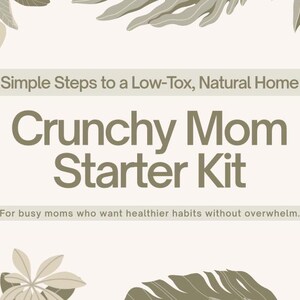 Può includere: Grafica color crema con testo che recita "Simple Steps to a Low-Tox, Natural Home" e "Crunchy Mom Starter Kit". È incluso anche il testo "For busy moms who want healthier habits without overwhelm". Le foglie decorative incorniciano il testo.
