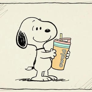 K&ouml;nnte beinhalten: Eine Cartoon-Illustration von Snoopy, der eine Owala-Wasserflasche h&auml;lt. Snoopy ist wei&szlig; mit schwarzen Ohren und einem schwarzen Fleck auf dem R&uuml;cken. Die Wasserflasche ist orange mit einem t&uuml;rkis, rosa und wei&szlig;en Deckel und dem Wort "owala" auf der Seite.