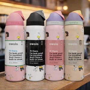 K&ouml;nnte beinhalten: Vier Owala-Isolierflaschen mit unterschiedlich farbigen Deckeln und K&ouml;rpern. Die Flaschen haben einen eingebauten Strohhalm und den Text "Hi there. I'm leak proof. I'm insulated. And I have a built-in straw. 32 oz./945ml".
